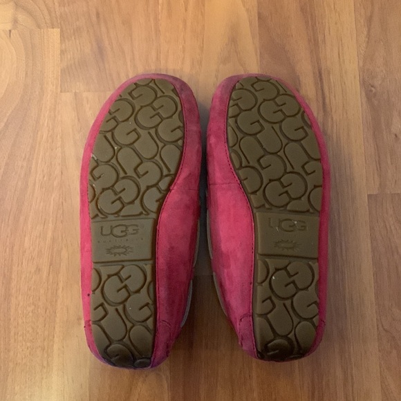 UGG slippers in great condition - Picture 2 of 2